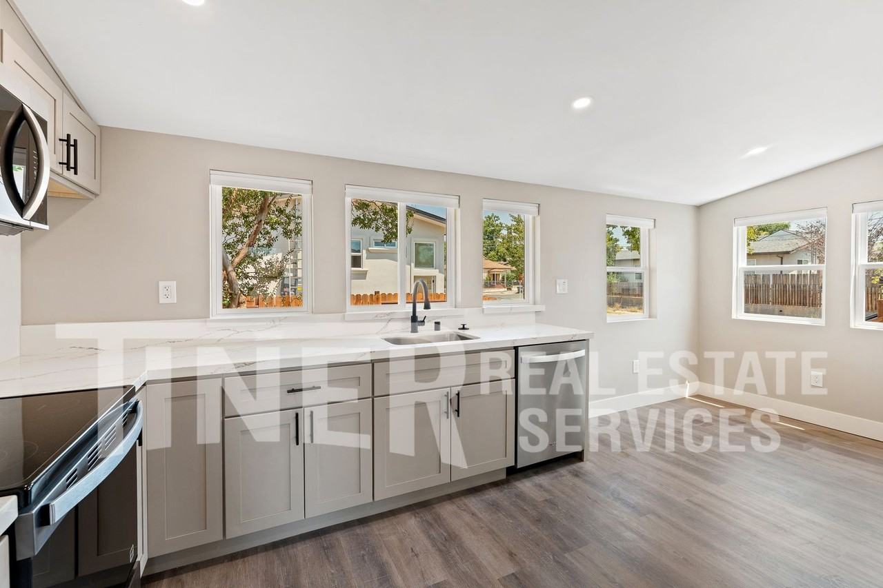 1006 Oakland Ave - Photo 3 of 19