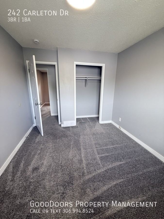 242 Carleton Dr - Photo 2 of 10