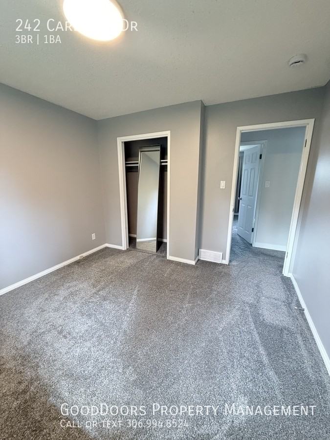242 Carleton Dr - Photo 4 of 10