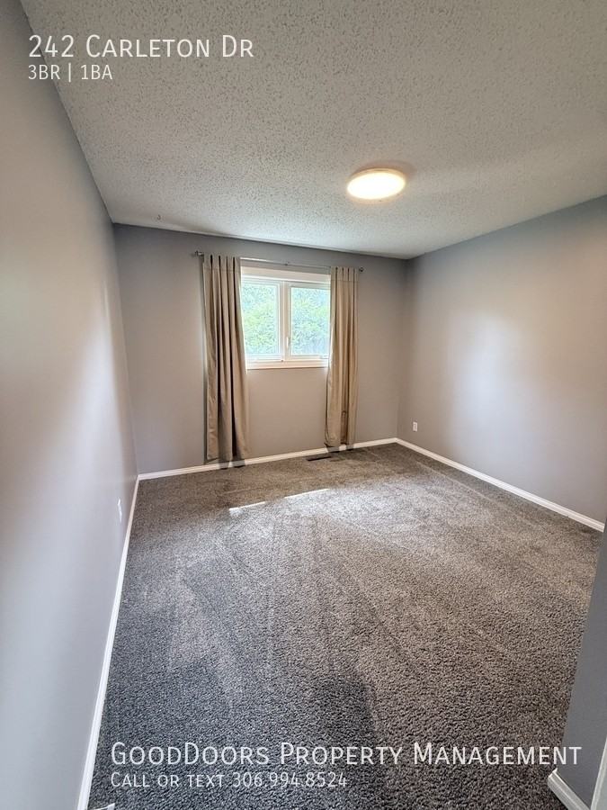 242 Carleton Dr - Photo 5 of 10