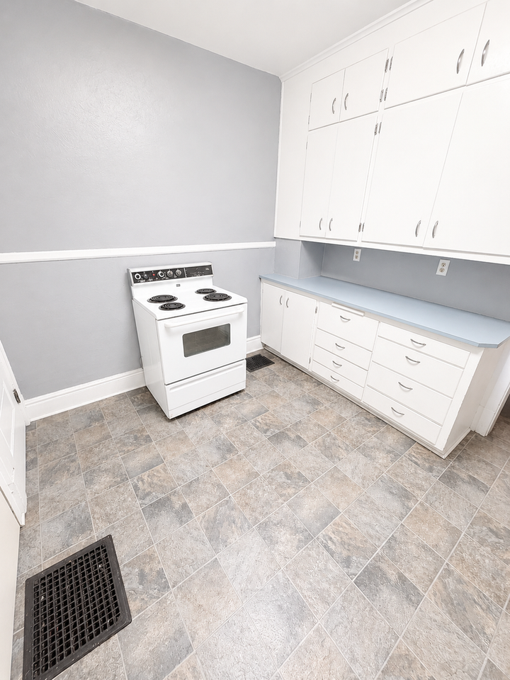 1131 E Fox St - Photo 3 of 11