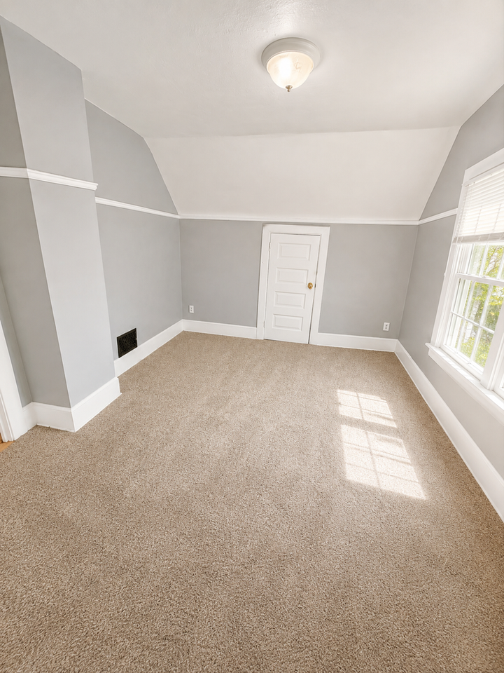 1131 E Fox St - Photo 5 of 11