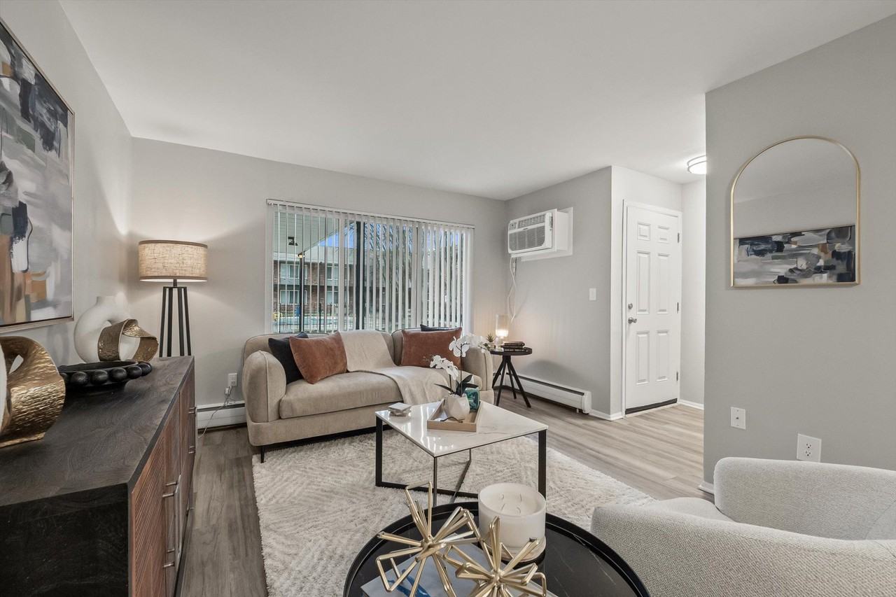 Huntington House Apartments - Photo 5 of 17