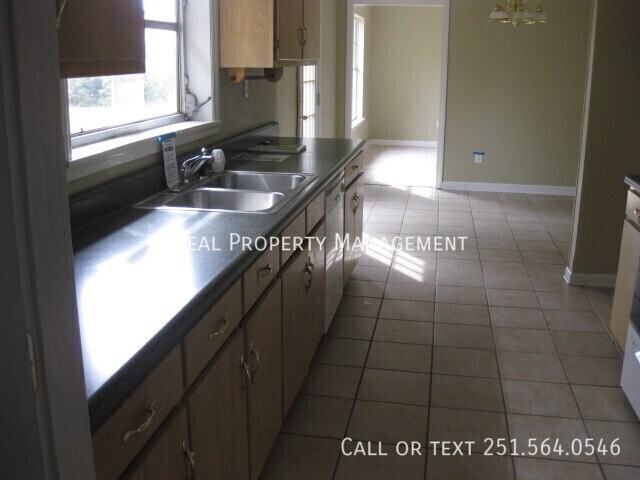 100 Oak St - Photo 5 of 11