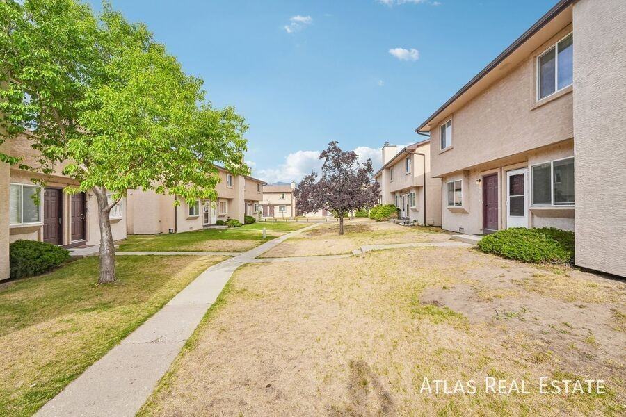 3027 Starlight Cir - Photo 2 of 32