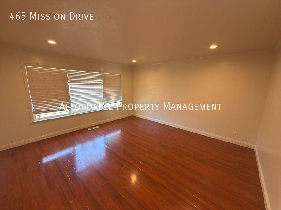 465 Mission Dr - Photo 2 of 27