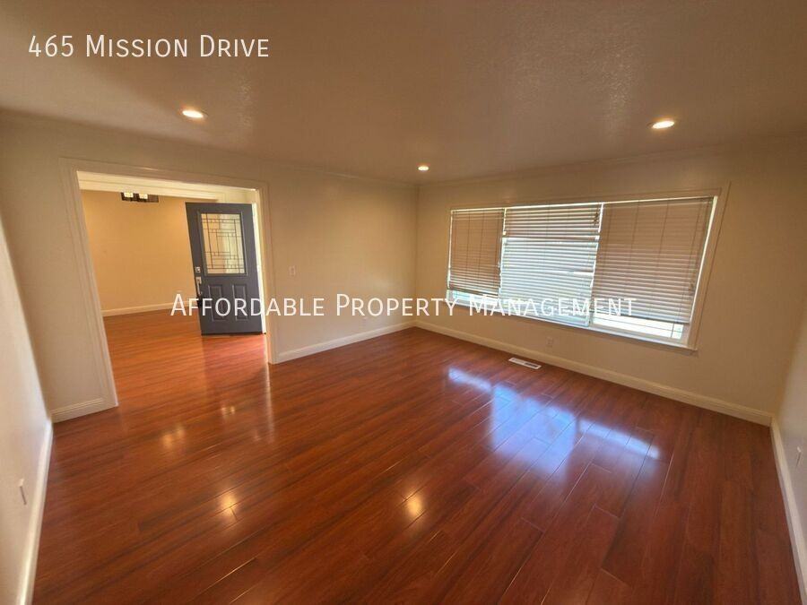 465 Mission Dr - Photo 3 of 27