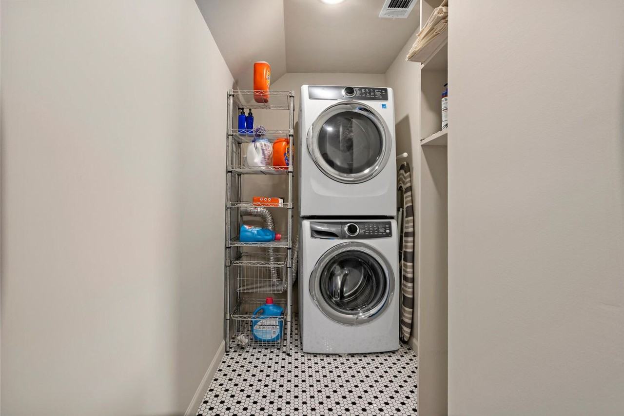 3233 Greene Ave - Photo 3 of 39