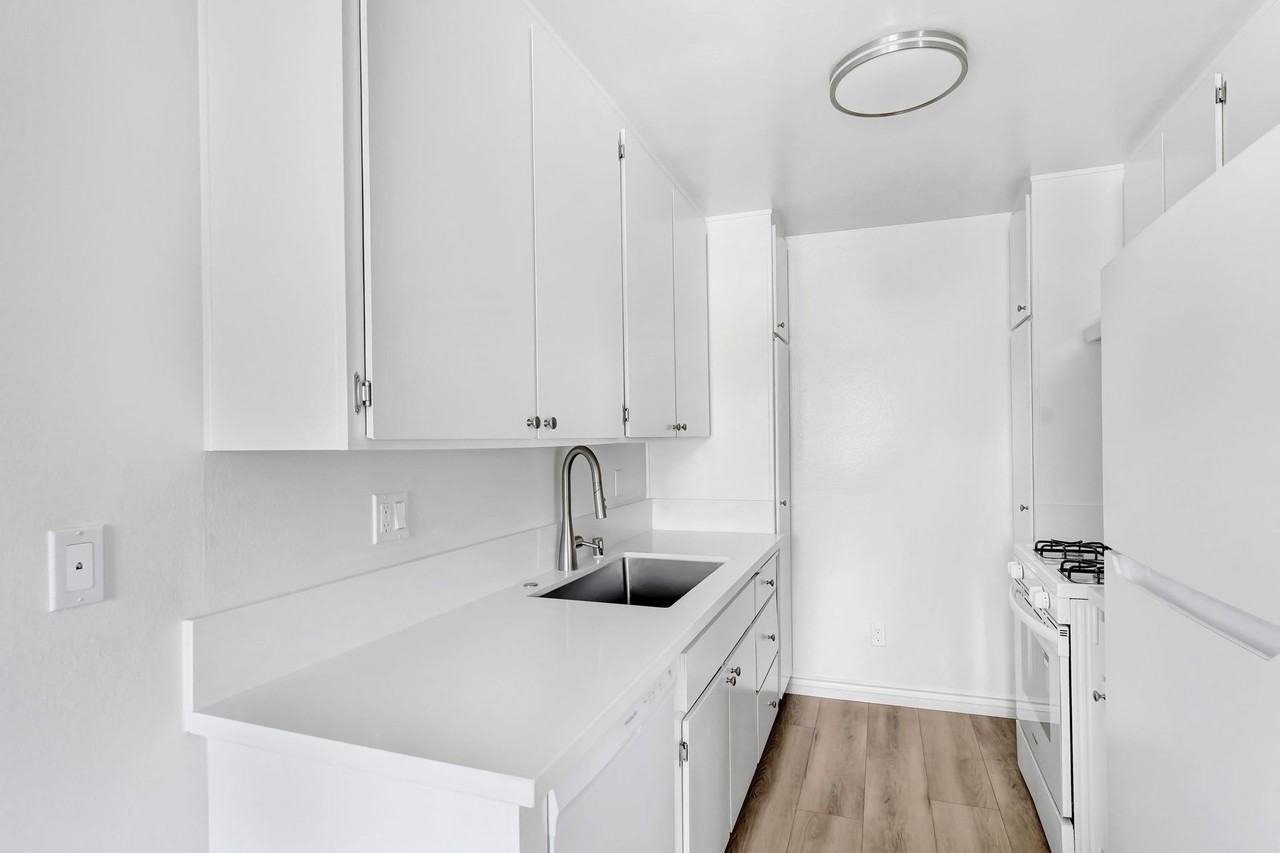 3415 McLaughlin Ave in Mar Vista!  Steps to toe Mar Vista Rec Center! - Photo 3 of 3