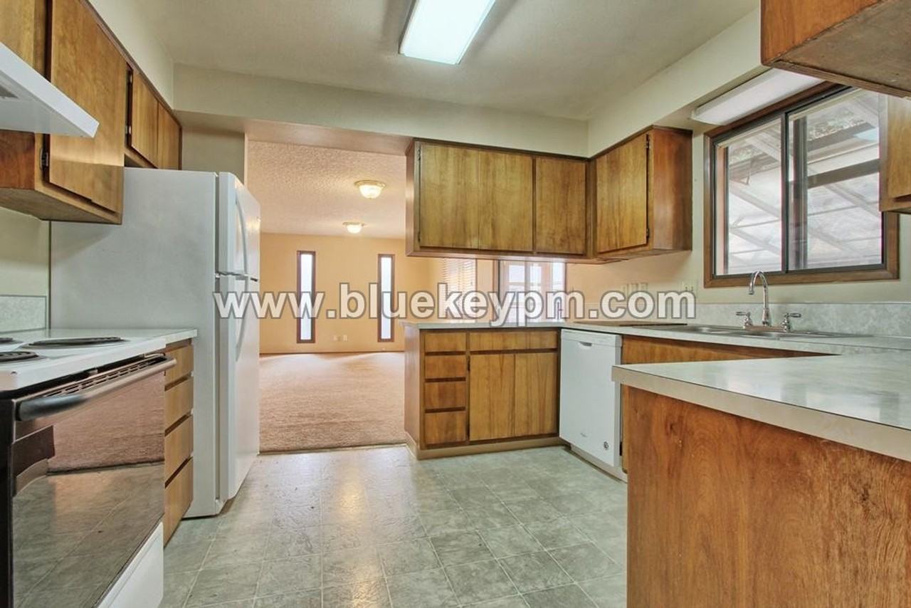 1102 Ne 125th Ave - Photo 7 of 16