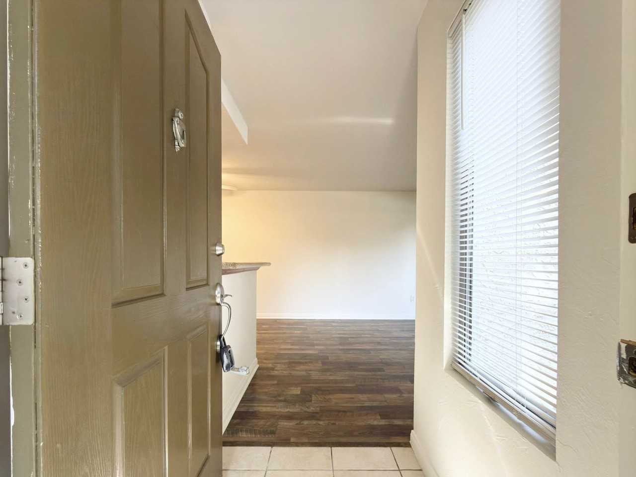 432 Edgehill Ln - Photo 3 of 18