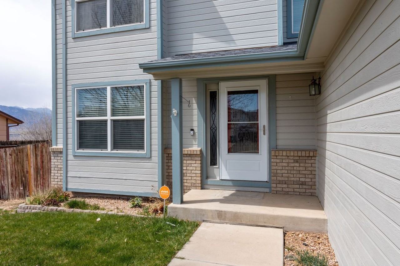 1130 Pond Side Dr - Photo 4 of 40
