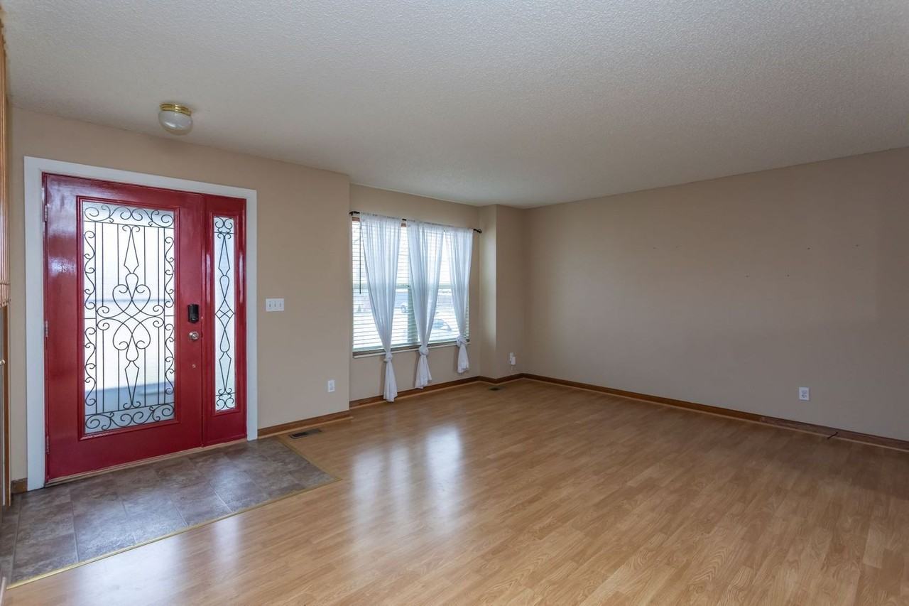 1130 Pond Side Dr - Photo 5 of 40