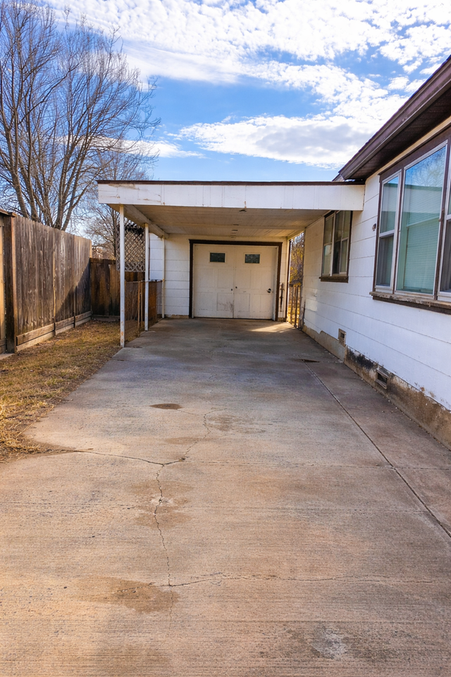 1012 Crescent Dr - Photo 2 of 10
