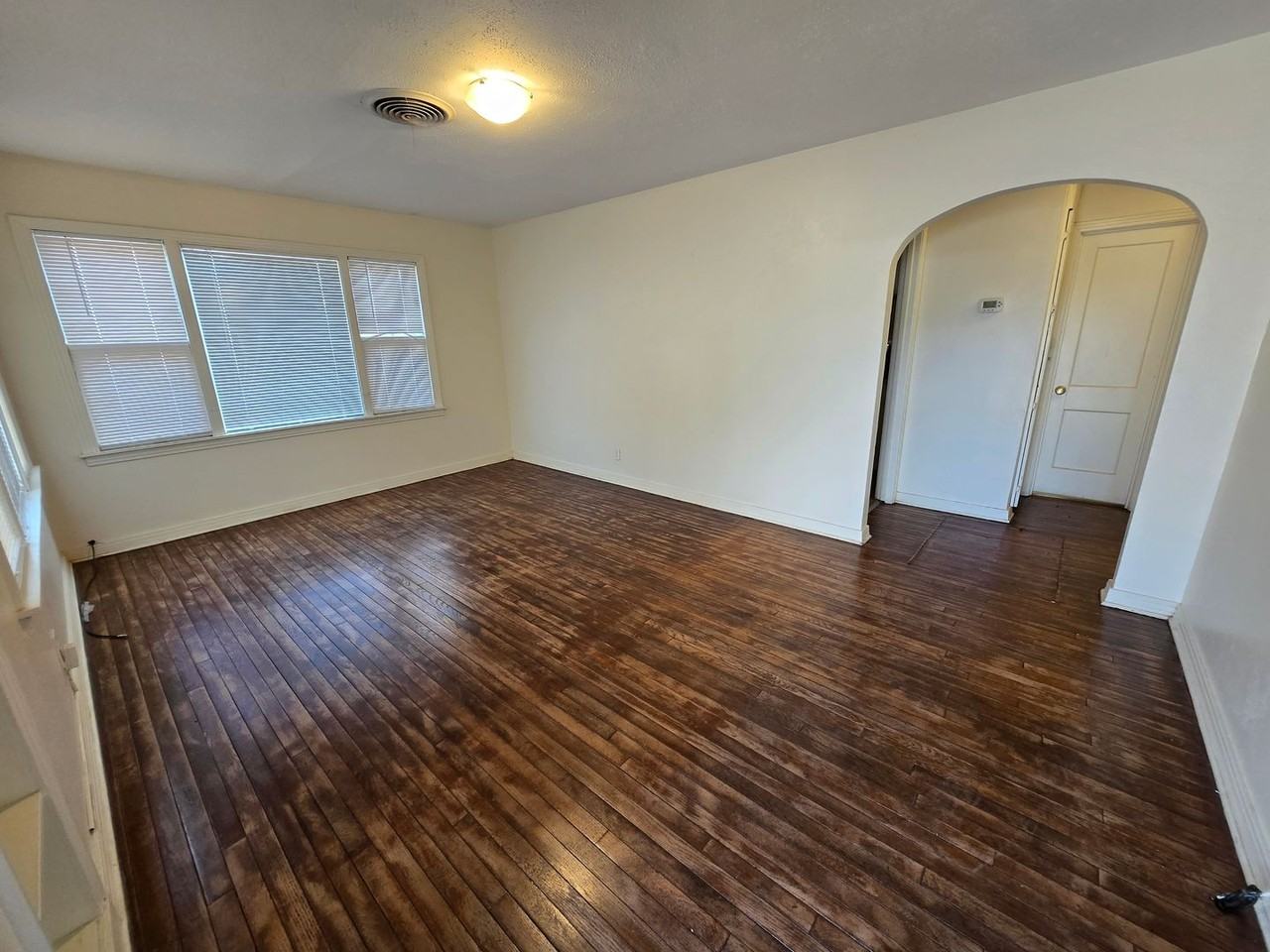 1012 Crescent Dr - Photo 3 of 10