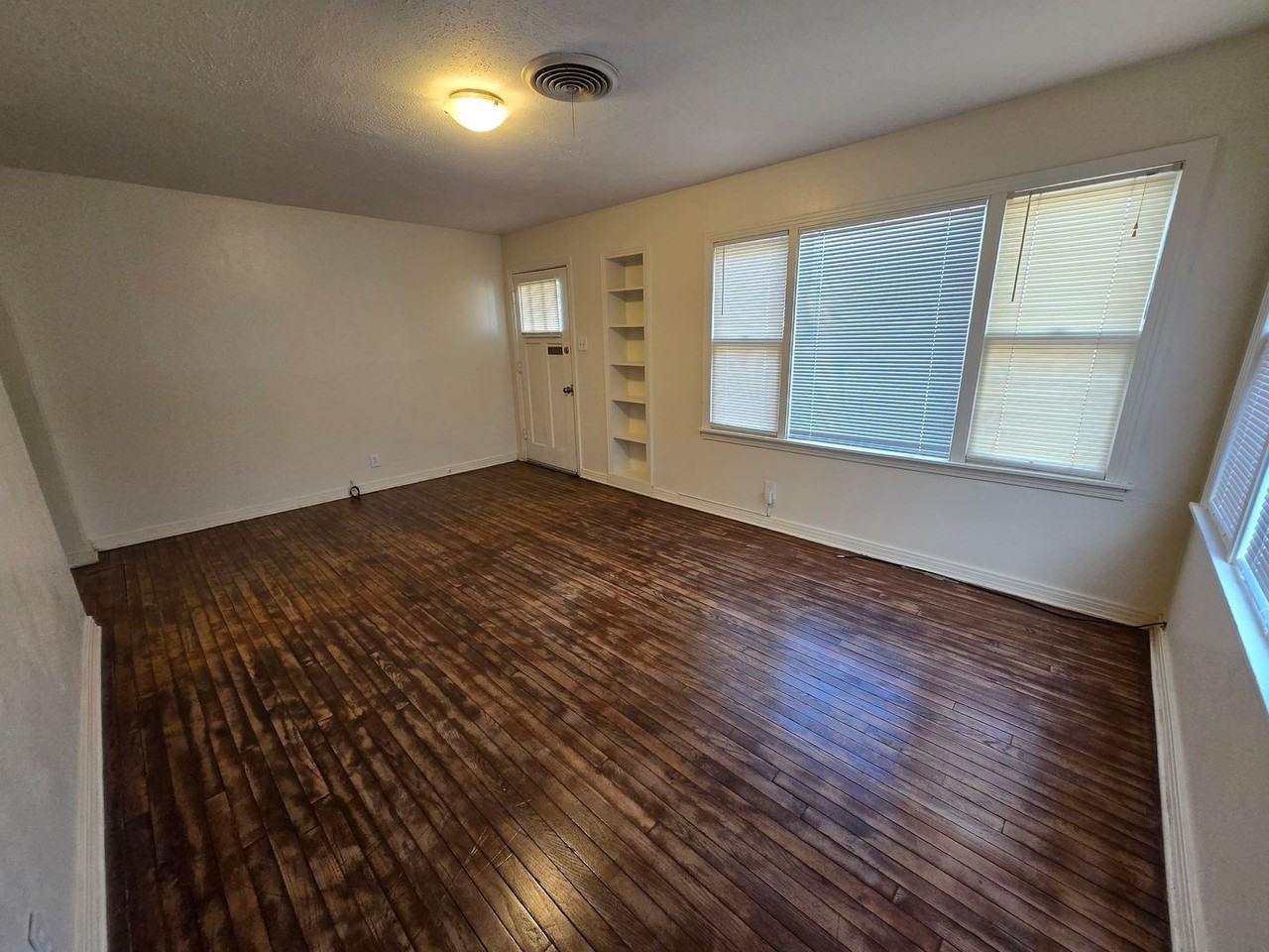 1012 Crescent Dr - Photo 4 of 10