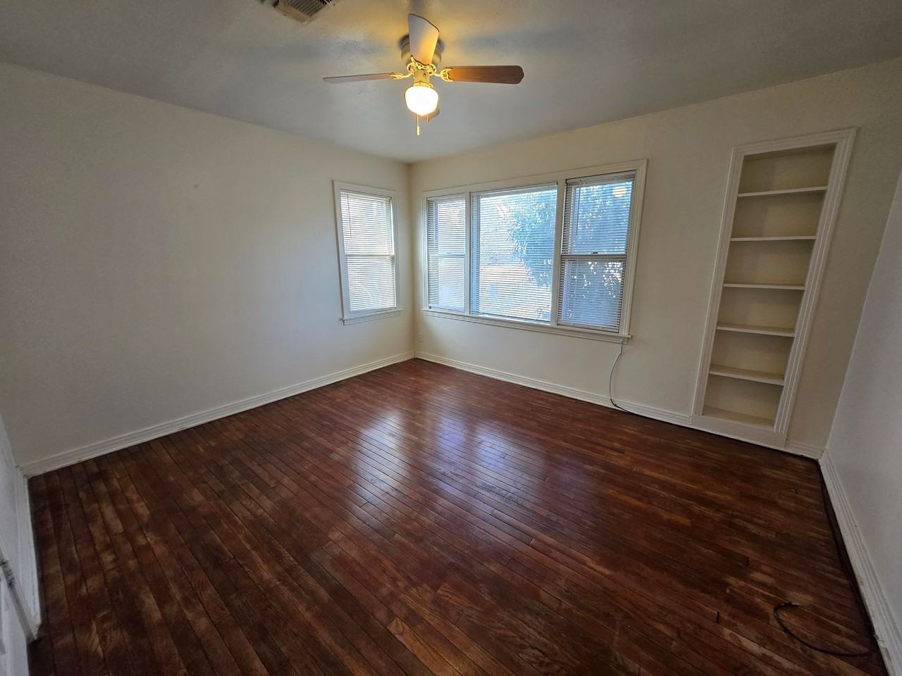 1012 Crescent Dr - Photo 5 of 10