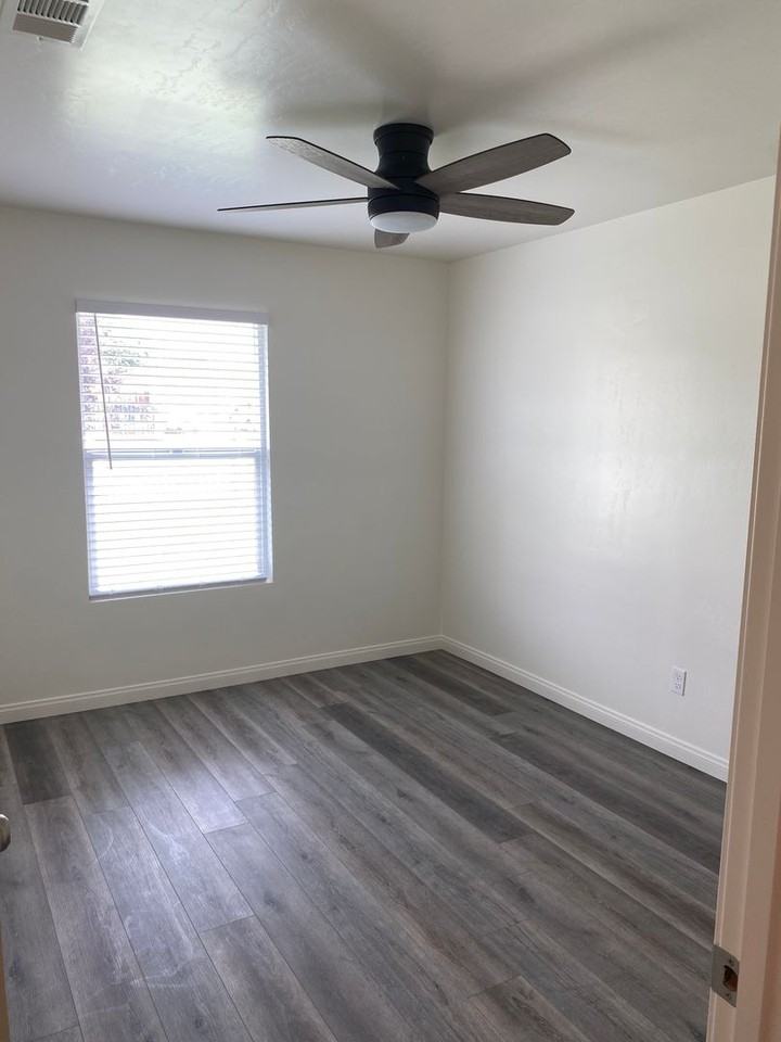 3201 Mesa Dr - Photo 2 of 10