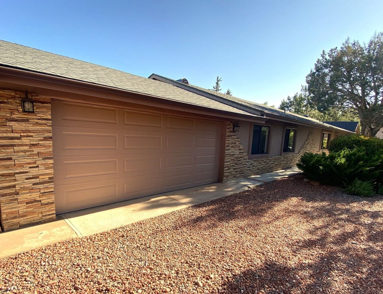 2285 Sanborn Dr - Photo 2 of 27