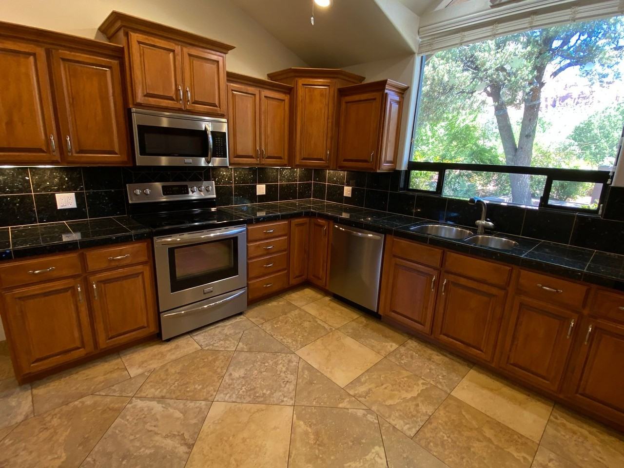 2285 Sanborn Dr - Photo 5 of 27