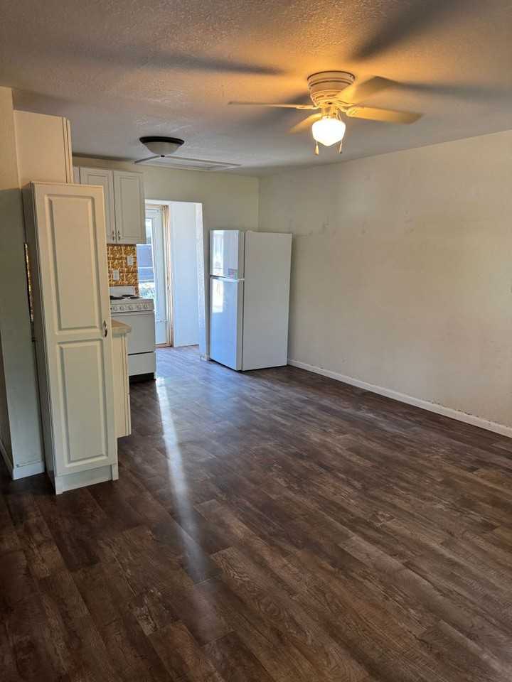 713 1/2 S 6th St - Photo 2 of 5