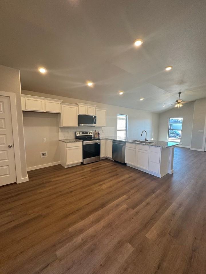 6508 Lewisville Ln - Photo 4 of 14