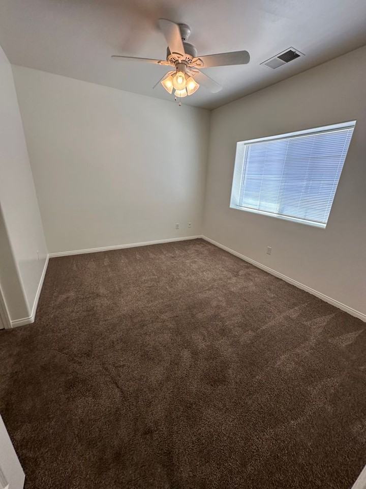 3124 Park Meadows Drive Bakersfield, CA 93308 - Photo 4 of 10