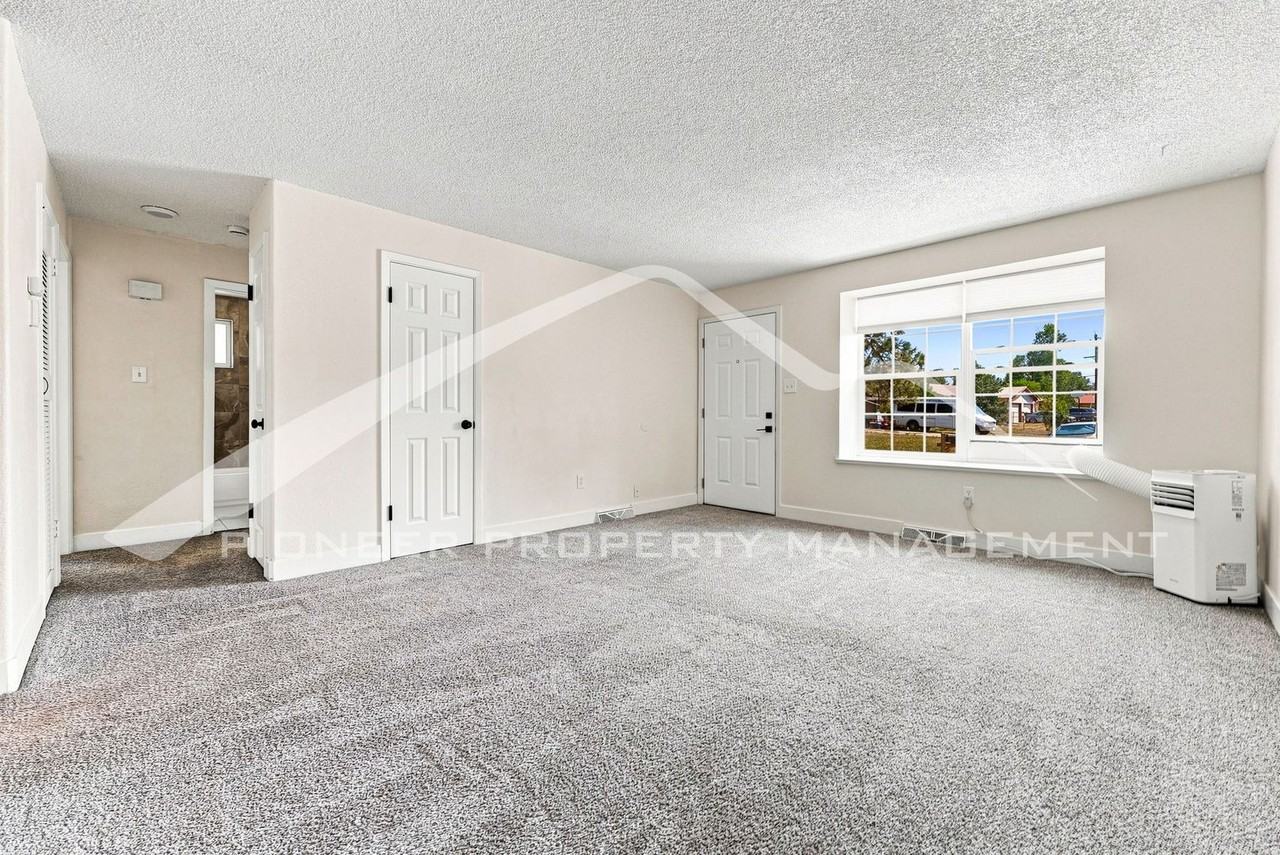 179 Eaton Ct - Photo 3 of 16