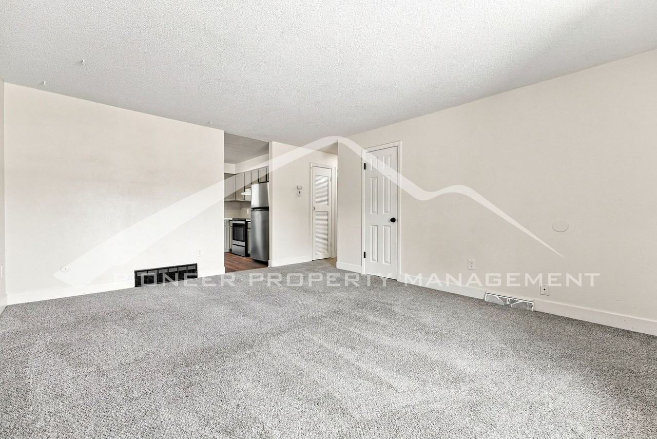 179 Eaton Ct - Photo 4 of 16