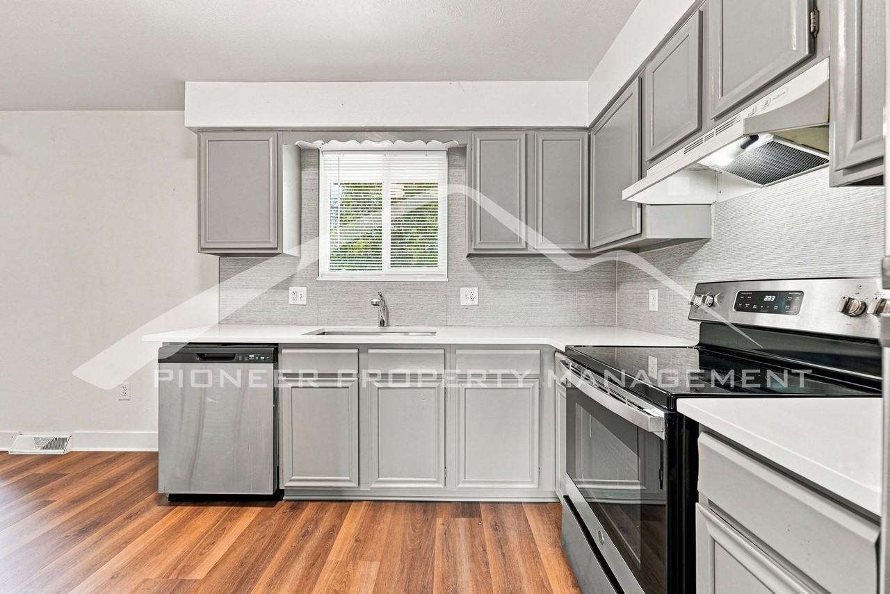 179 Eaton Ct - Photo 5 of 16