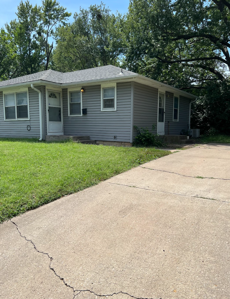 641 Sw Oakley Ave - Photo 2 of 17