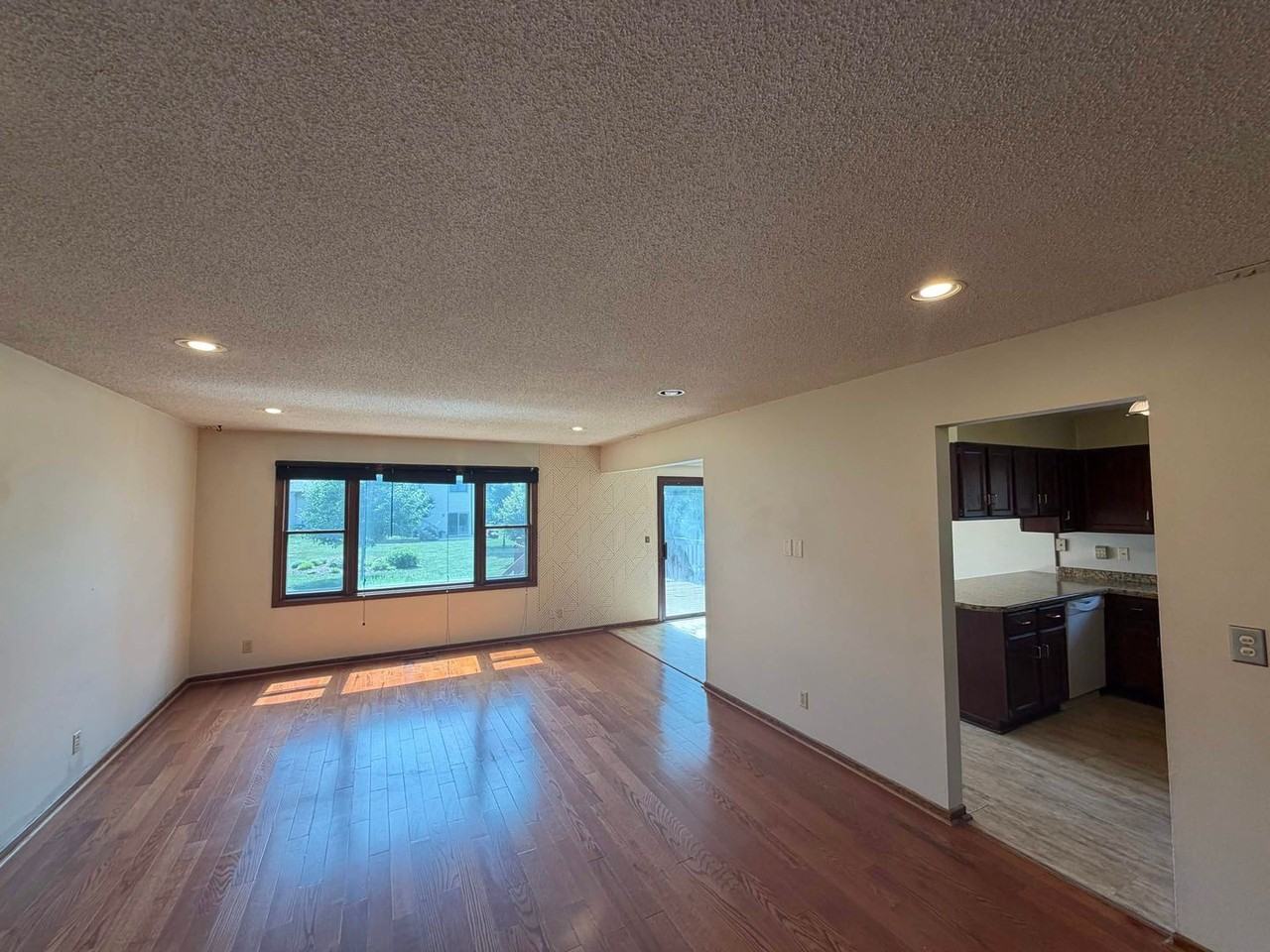 3303 Eddy Ln - Photo 4 of 21