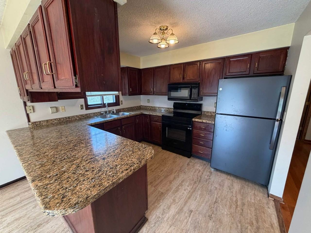 3303 Eddy Ln - Photo 5 of 21
