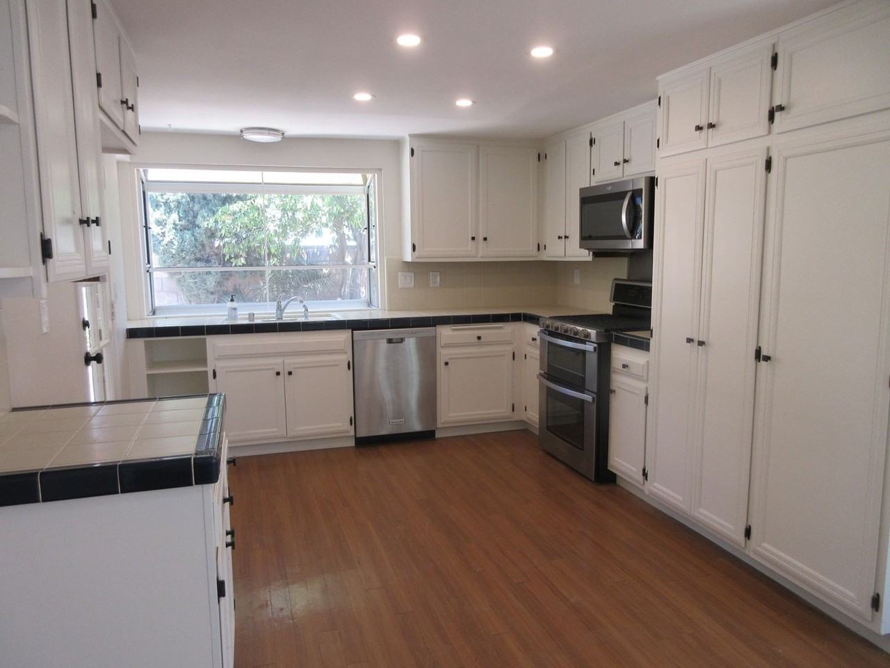 18715 Braemore Rd - Photo 5 of 31