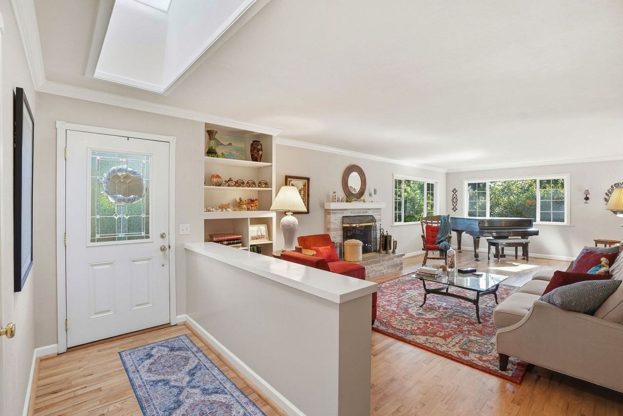 241 Soledad Dr - Photo 4 of 45