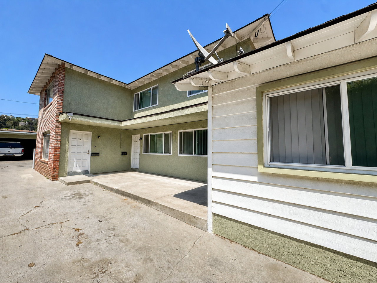 211 E Santa Paula St #B - Photo 2 of 4