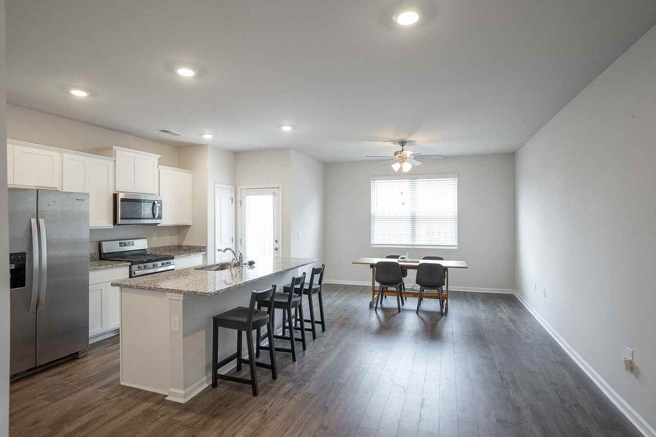 950 Quaint Parish Cir - Photo 7 of 32