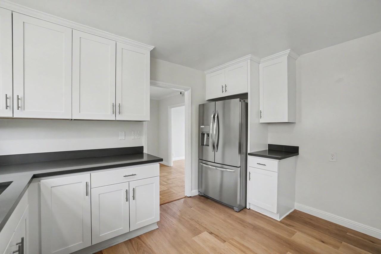 737 N Point St - Photo 5 of 35