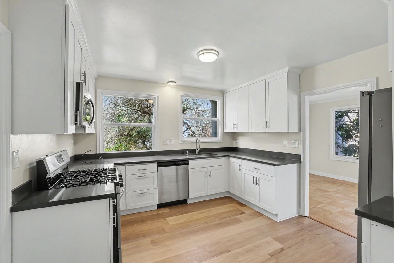 737 N Point St - Photo 7 of 35