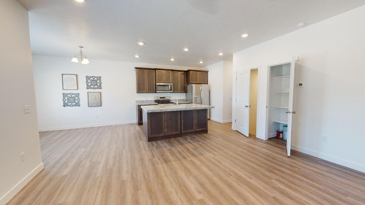 3374 W Sanctuary Ct - Photo 5 of 40