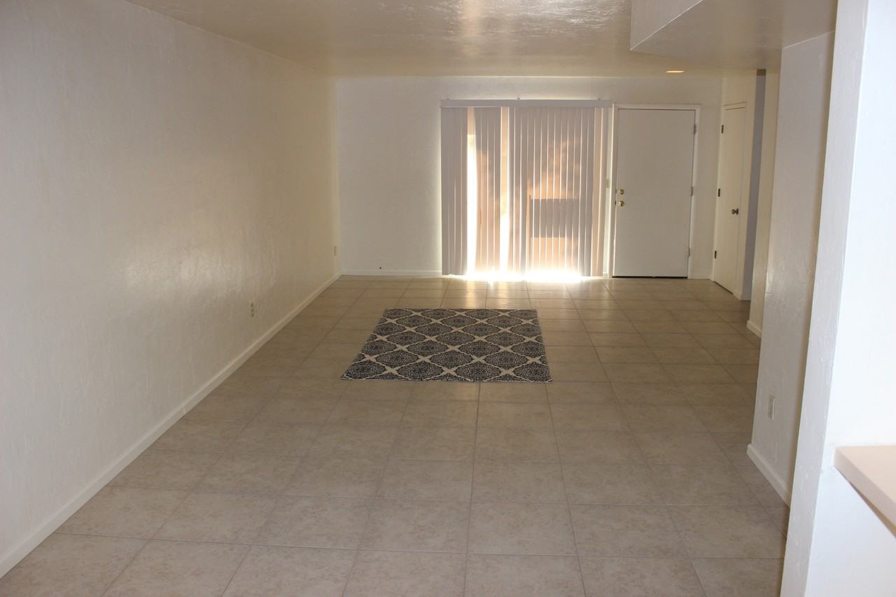 621 S Kacee Ave - Photo 3 of 10