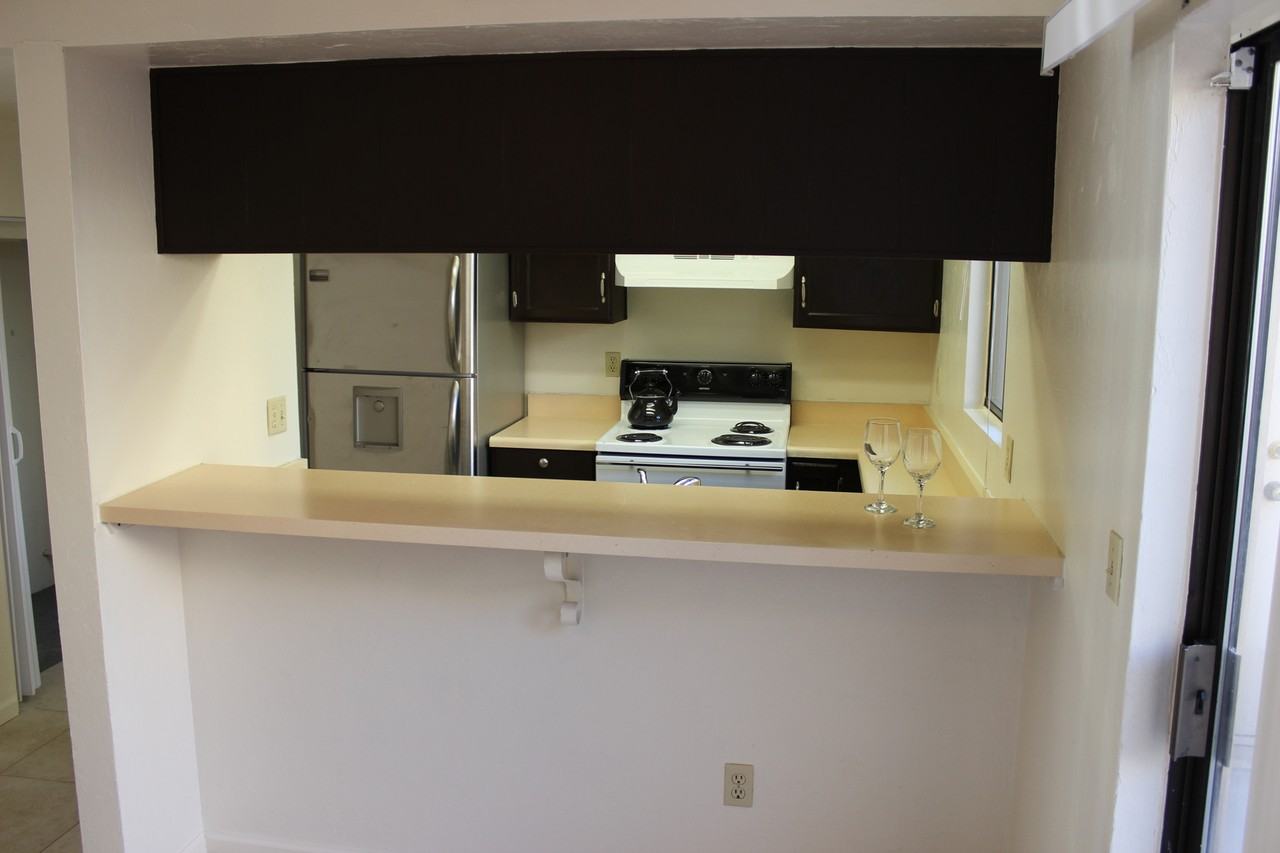 621 S Kacee Ave - Photo 5 of 10