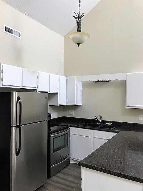 1891 Colony Dr - Photo 2 of 11