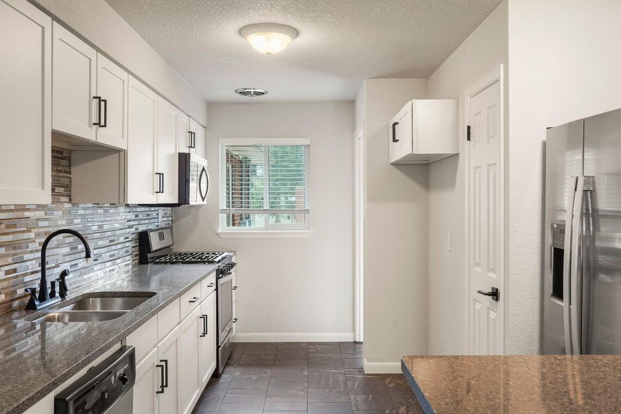 2085 S Saint Paul St - Photo 4 of 22