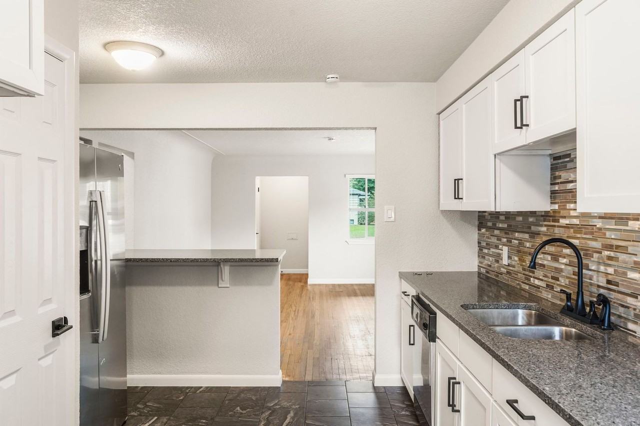2085 S Saint Paul St - Photo 5 of 22