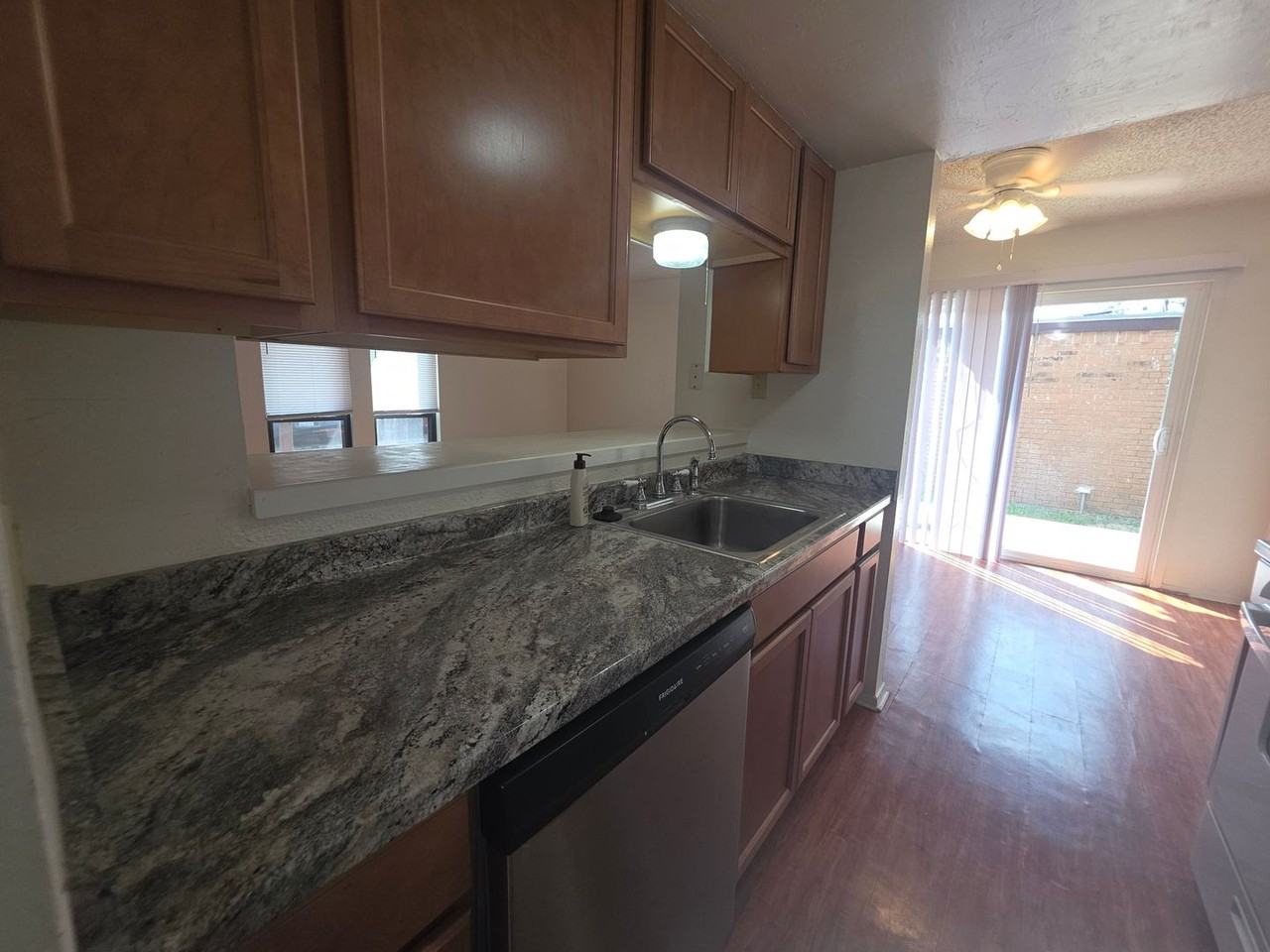 1103 Marlton St - Photo 5 of 12