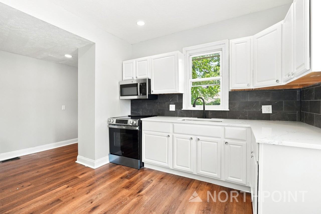 578 Stewart Ave - Photo 5 of 15