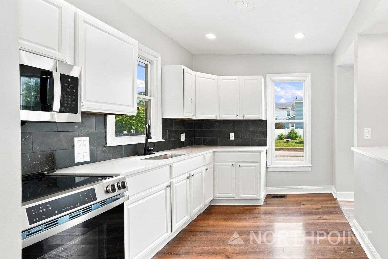 578 Stewart Ave - Photo 6 of 15