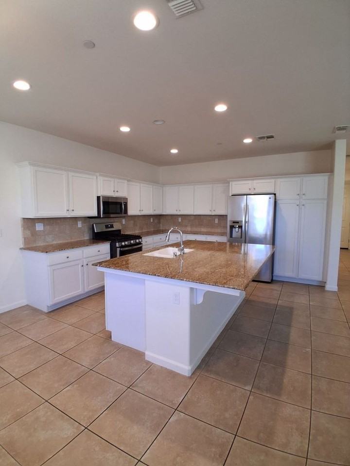 3813 Griffith Ave - Photo 5 of 26