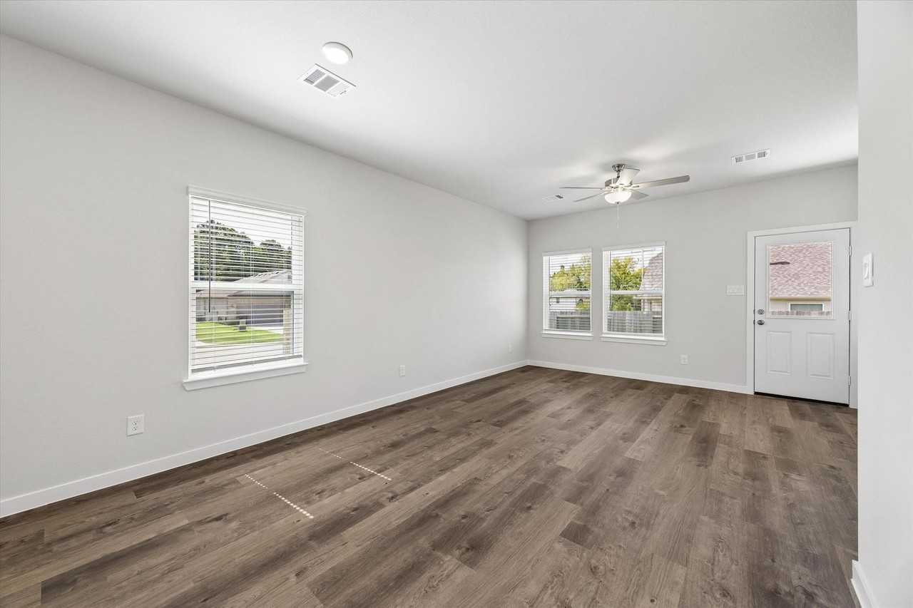 11605 Whirlaway Dr - Photo 4 of 20